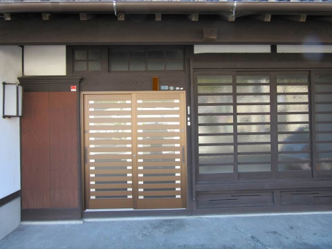【島田金谷店】木製の玄関引戸を一日で新しくしました(島田市Ｈ様邸)